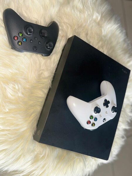 Console Xbox avec 2 manettes