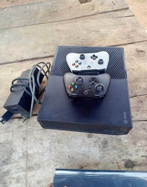 Console Xbox One avec manettes