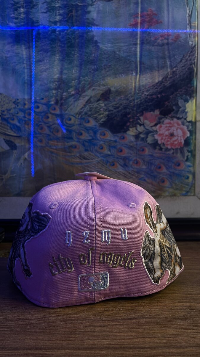 Casquette urbaine rose avec motifs