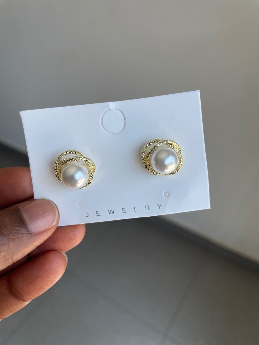 Pearl earring