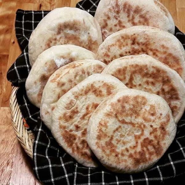 Pains au fromage et saucisson