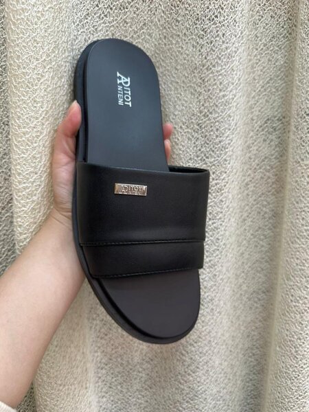 Claquettes noires Riot Act