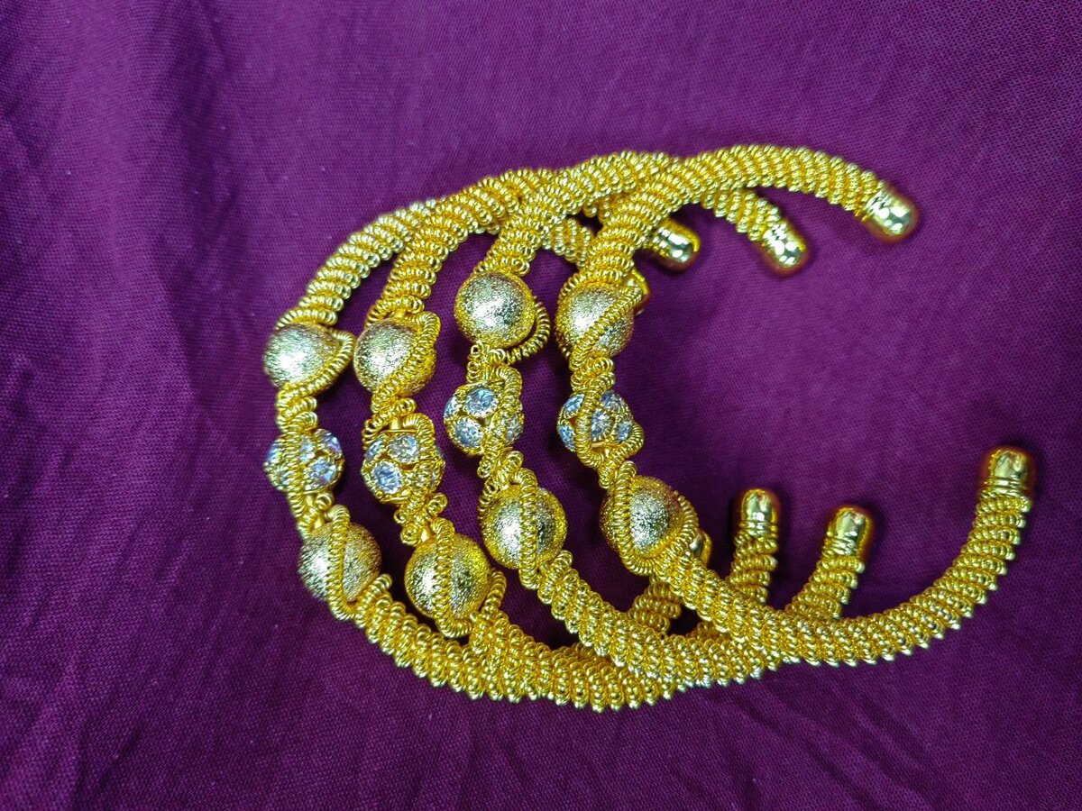 Bracelets élégantes dorées