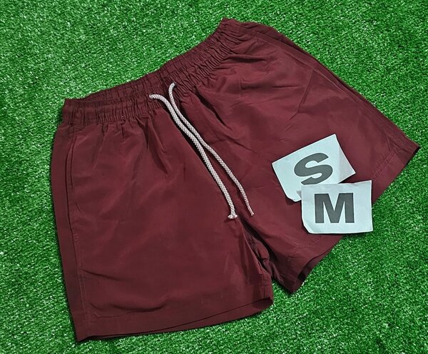 Short rouge foncé