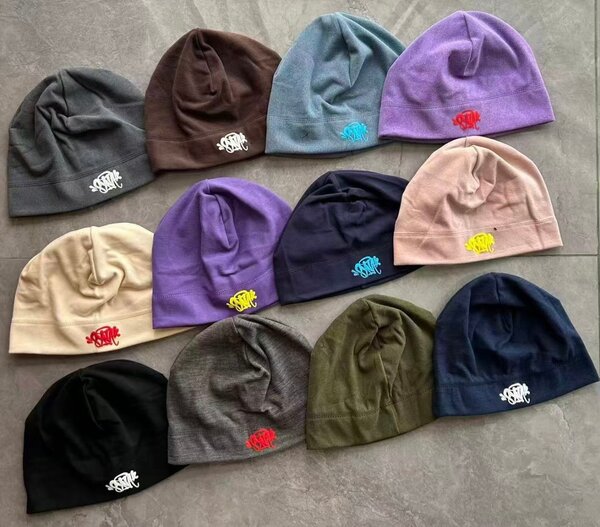 Bonnets en coton colorés