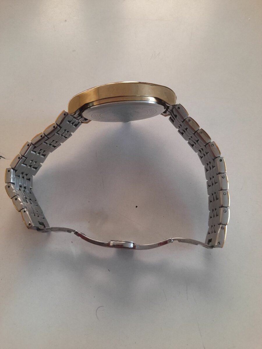 Montre quartz élégante dorée