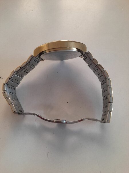 Montre quartz élégante dorée