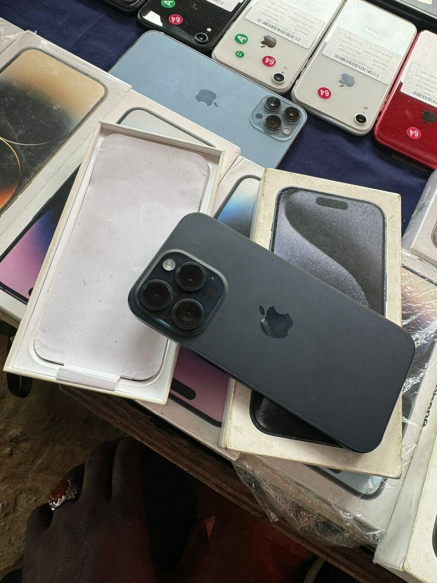 iPhone 15 pro 128 giga tout est ok 590.000