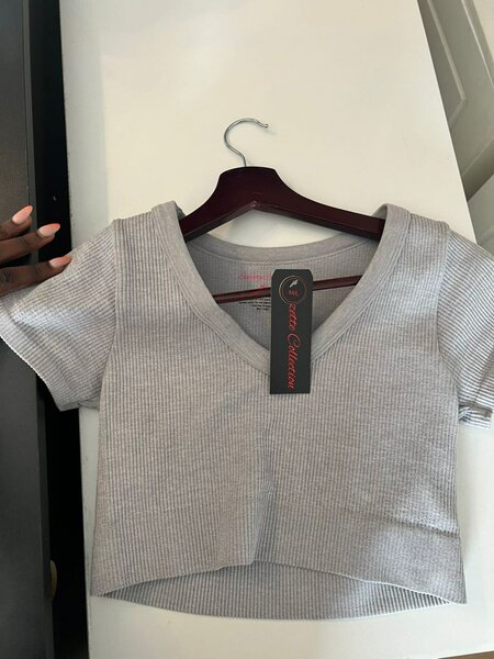 Top court en tricot gris