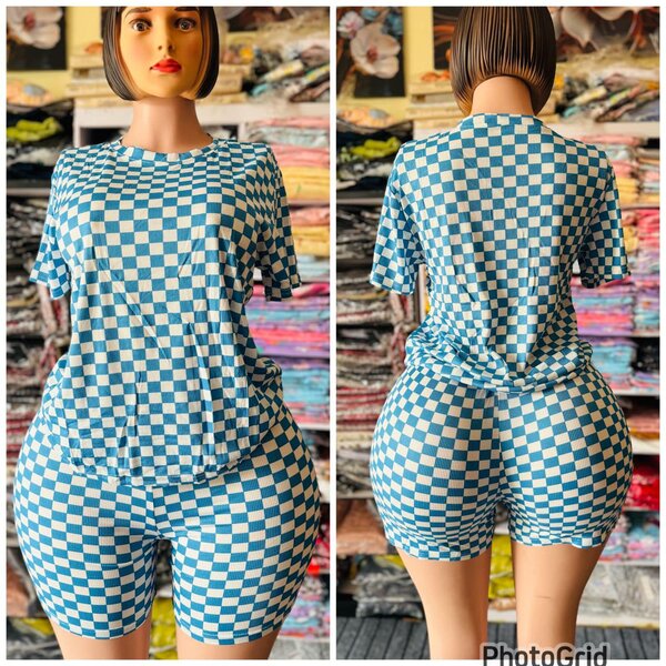 t-shirt à carreaux et short