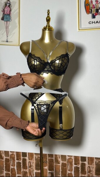 Lingerie sexy en dentelle noire