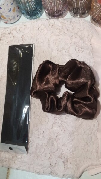 Chouchou en satin brun élégant