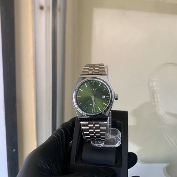 Montre Casio fond vert