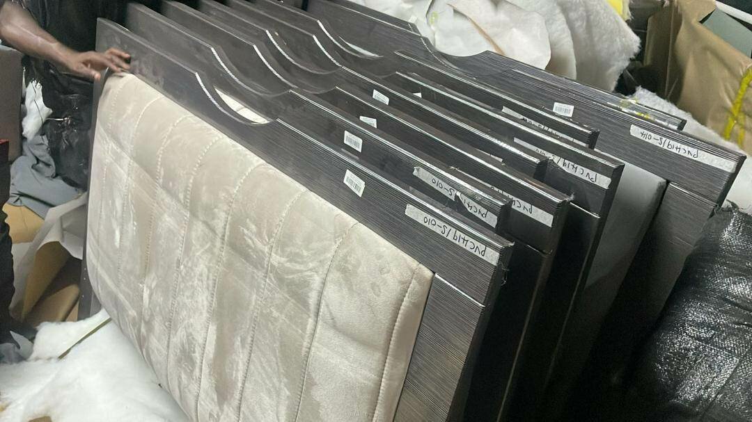 Lit moderne avec tête de lit