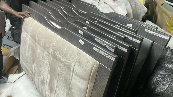 Lit moderne avec tête de lit