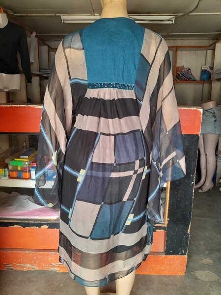 Robe en soie multicolore avec doublures