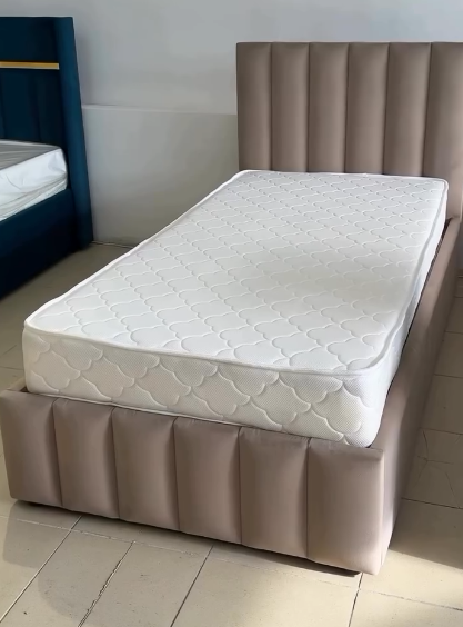 Кровать размером 200x100 см с люксовым матрасом 