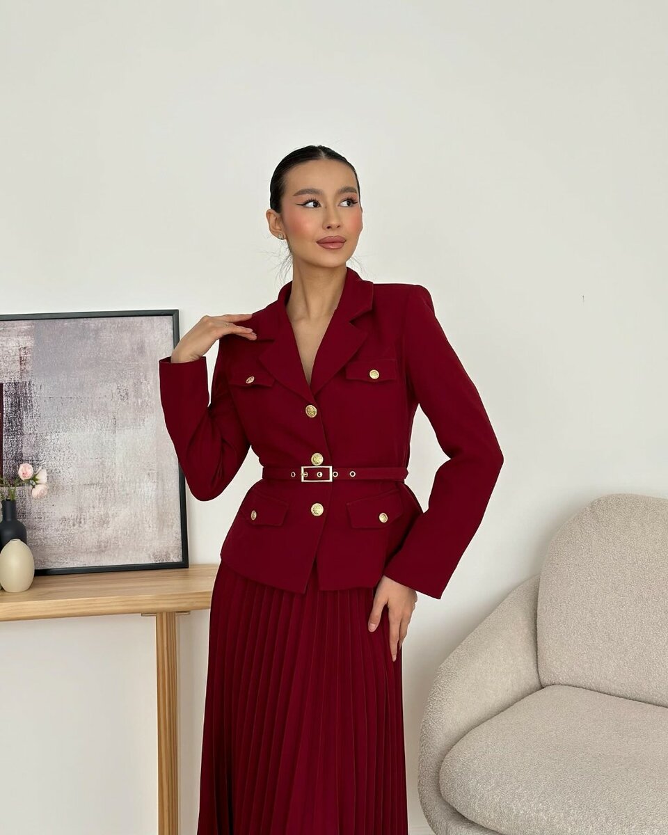 Нежная двойка, состоящая из юбки плиссе и пиджака