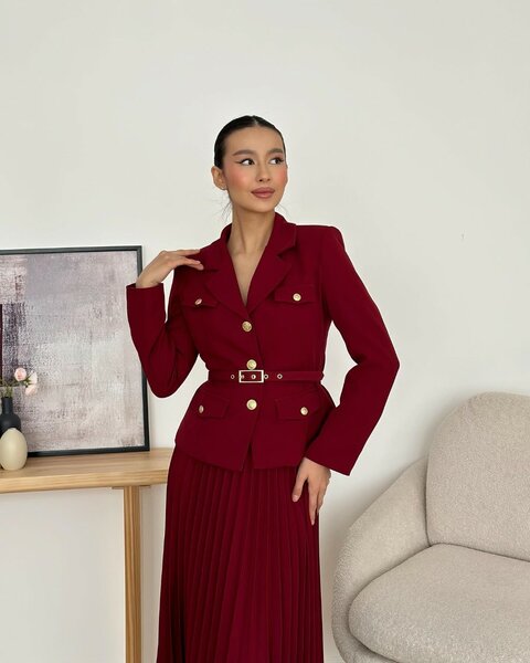 Нежная двойка, состоящая из юбки плиссе и пиджака