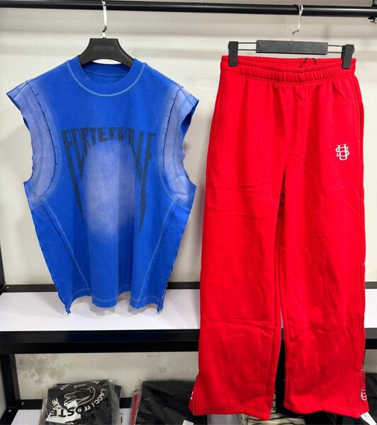 Ensemble sport bleu et rouge
