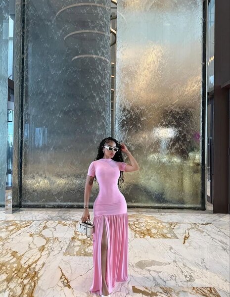 Robe élégante à fente haute