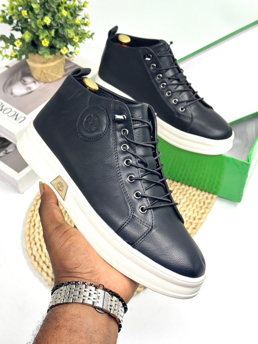 TIMBERLAND BLACK AND WHITE