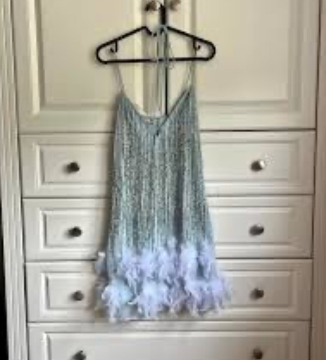 Robe à paillettes avec plumes