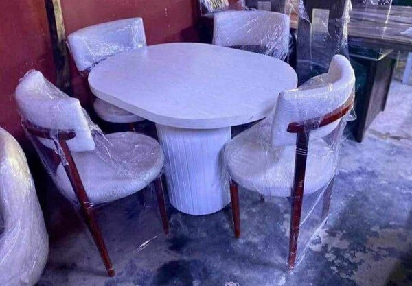 Ensemble table et chaises élégantes