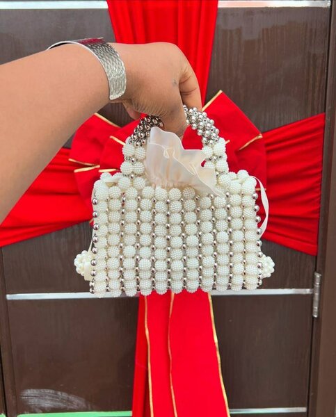 Sac à main perlé élégant