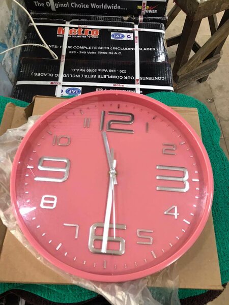 Horloge disponible