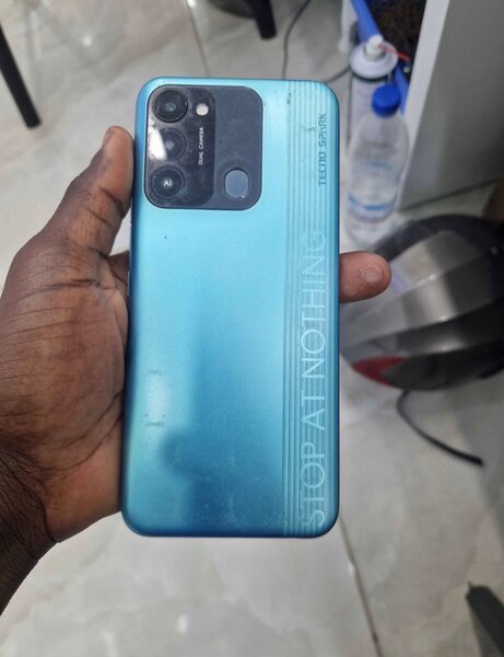 Smartphone Android bleu puissant