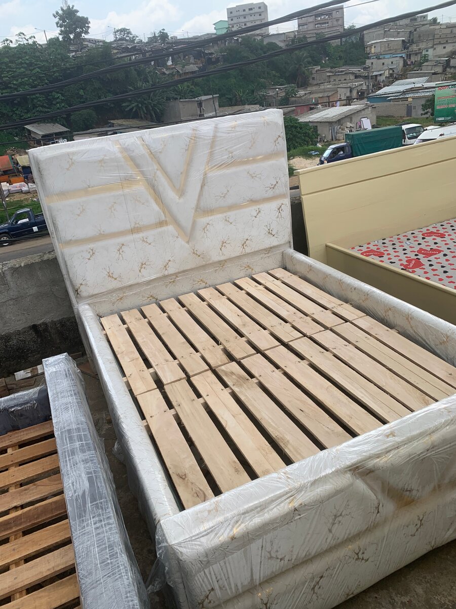 Lit double moderne capitonné