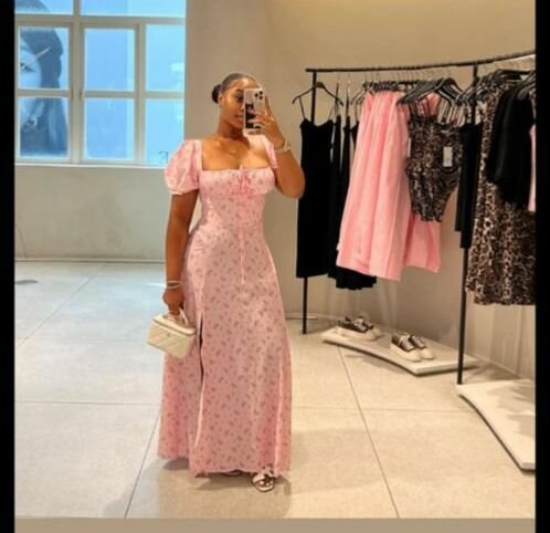 Robe longue rose à fleurs