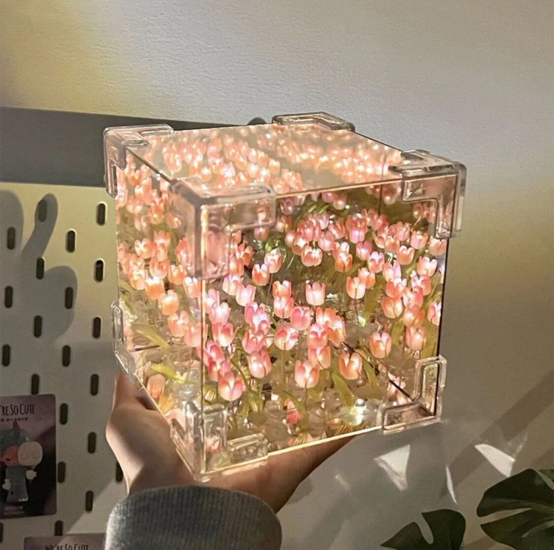 Светильник с бесконечными тюльпанами