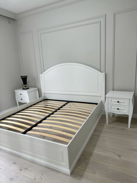 Lit double en bois blanc élégant