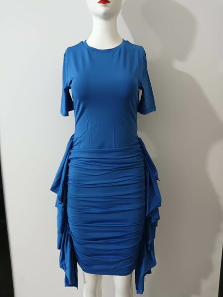 Robe élégante bleue froncée