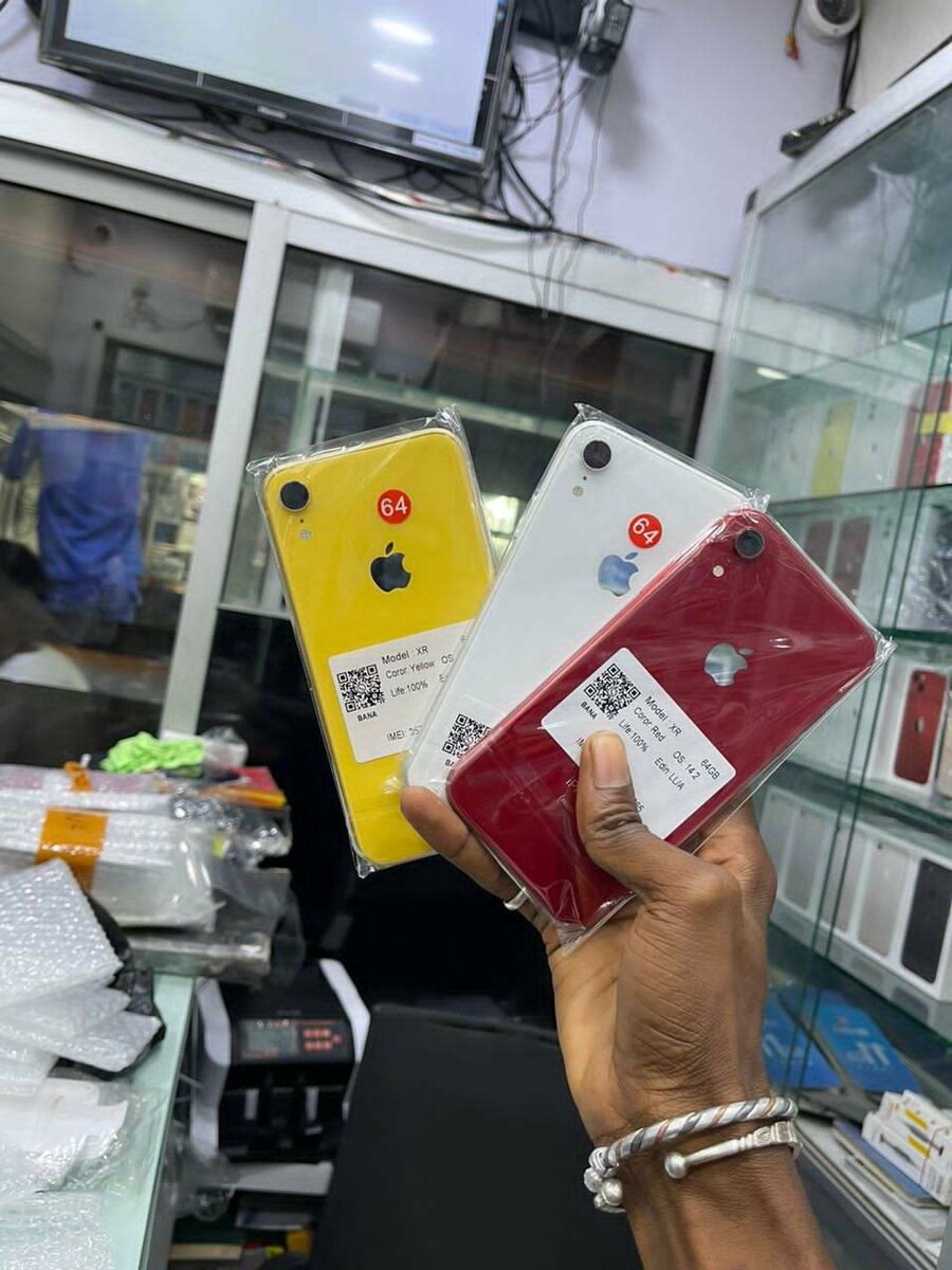 Iphone xr capacité 64 gigas casi neuf batterie 100 pourcent