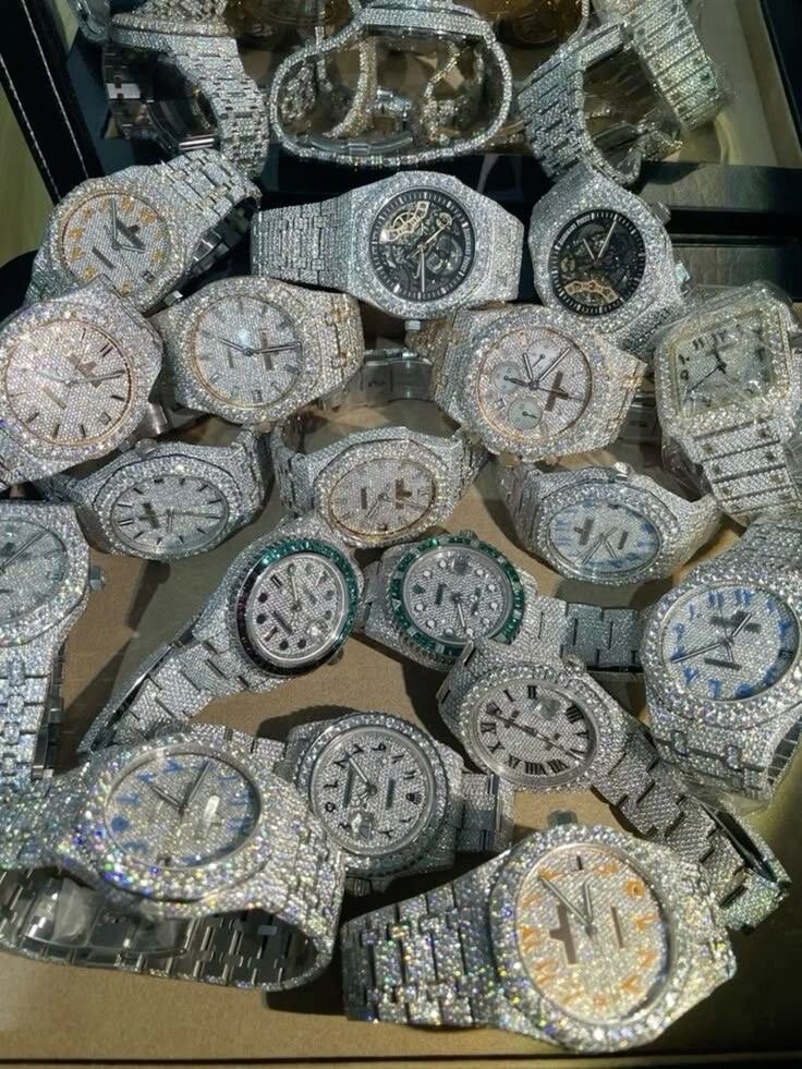 Montre de luxe strassée