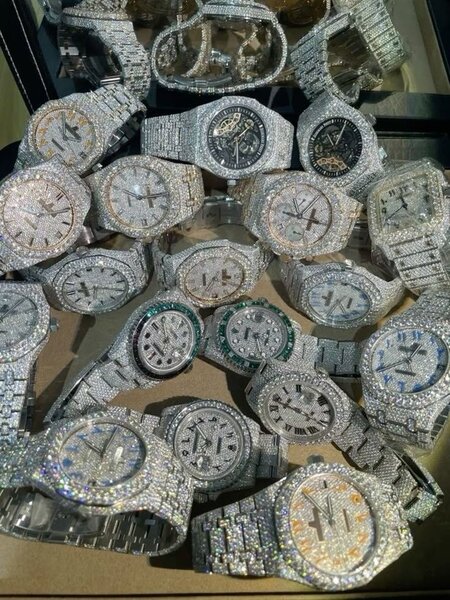 Montre de luxe strassée