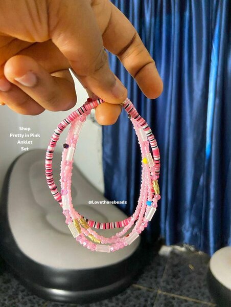 Lot de bracelets en perles colorés