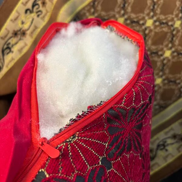 Coussin décoratif rouge floral