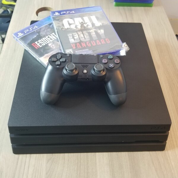 Console PS4 avec jeux et manette