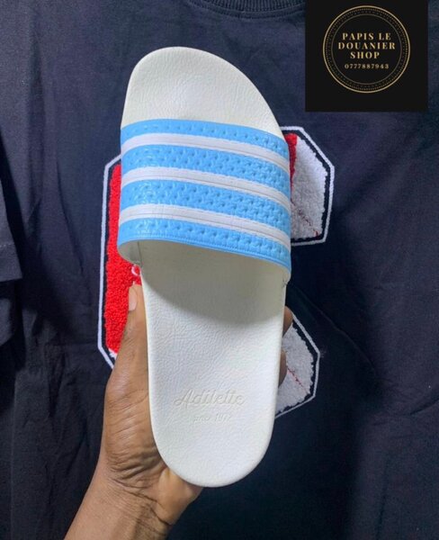 Claquettes bleues confortables