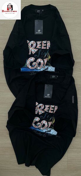 T-shirt noir à motif coloré