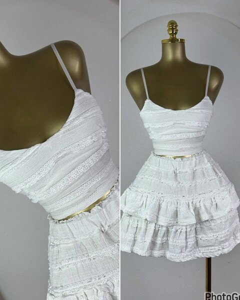 Robe blanche à volants élégante