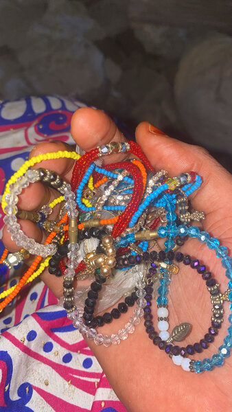 au pied en perles colorées