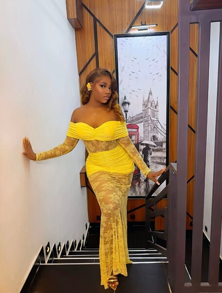 Robe Épaule Nu en Dentelle Jaune