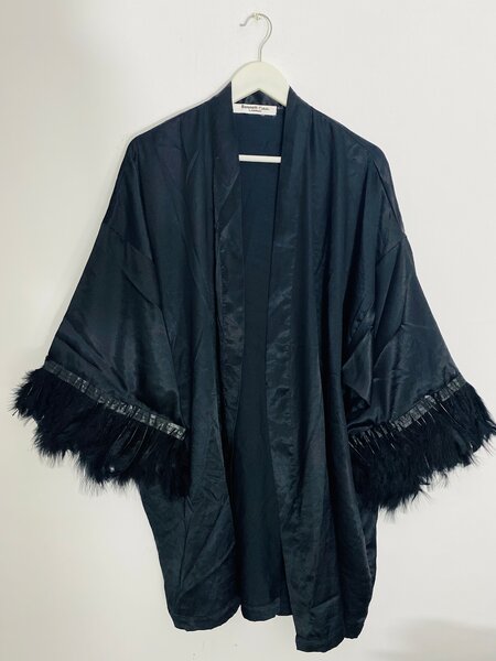 Kimono noir en satin à plumes