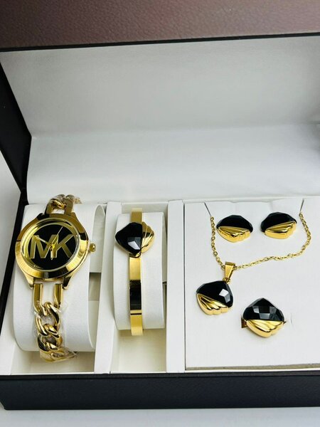 Ensemble montre, bracelet, chaîne et boucles d'oreilles