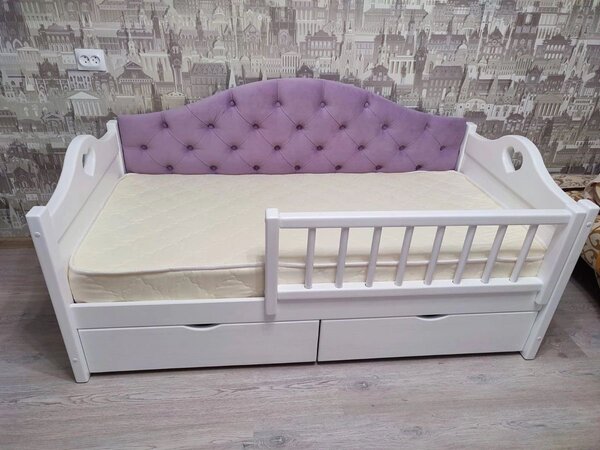 Lit d'enfant avec tiroirs